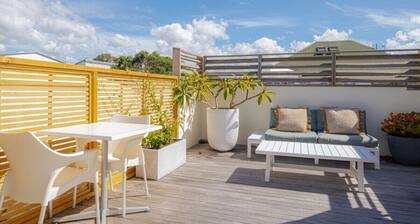 Spacious & stylish Russell apartment - close to beach, shops & dining