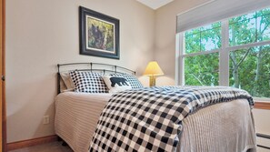 3 bedrooms, desk, iron/ironing board, free WiFi