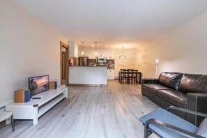 TV - 1b1b condo in the Heart of Olympic Valley (Tahoe City)