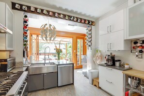 Réfrigérateur, micro-ondes, plaque de cuisson, lave-vaisselle