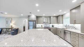 Réfrigérateur, micro-ondes, plaque de cuisson, lave-vaisselle