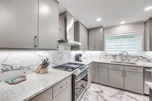 Geladeira, micro-ondas, cooktop, lava-louças