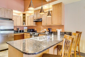 Fridge, microwave, stovetop, dishwasher - 1st-Floor Wisconsin Resort Condo w/ Patio! (Wisconsin Dells)