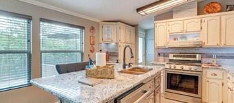 Outdoor Kitchen + Hot Tub: Table Rock Lake House