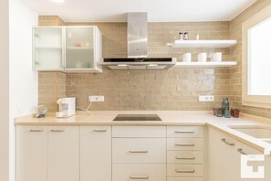 Geladeira, micro-ondas, fogão, cooktop