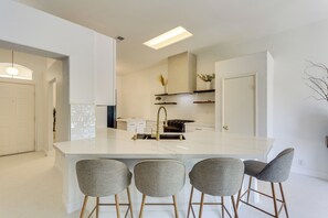 Kjøleskap, mikrobølgeovn, kokeplater og oppvaskmaskin