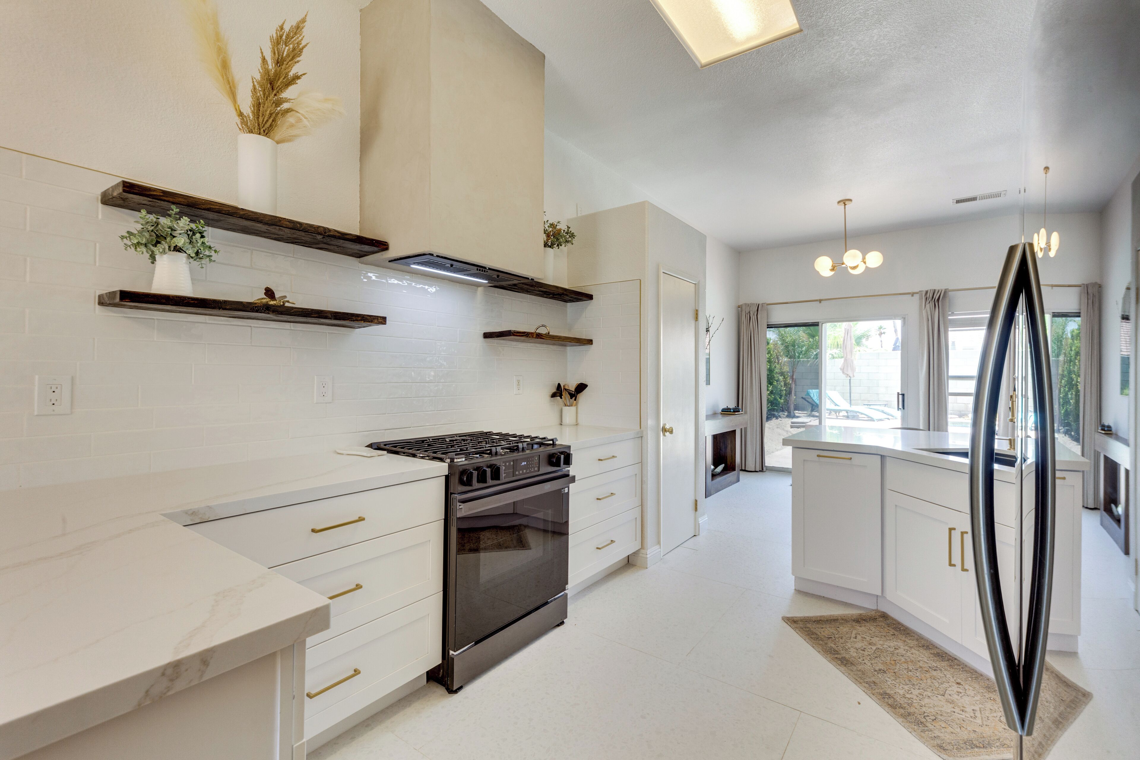 Réfrigérateur, micro-ondes, plaque de cuisson, lave-vaisselle