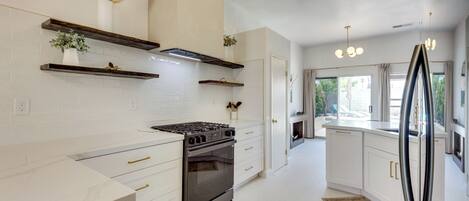 Fridge, microwave, stovetop, dishwasher