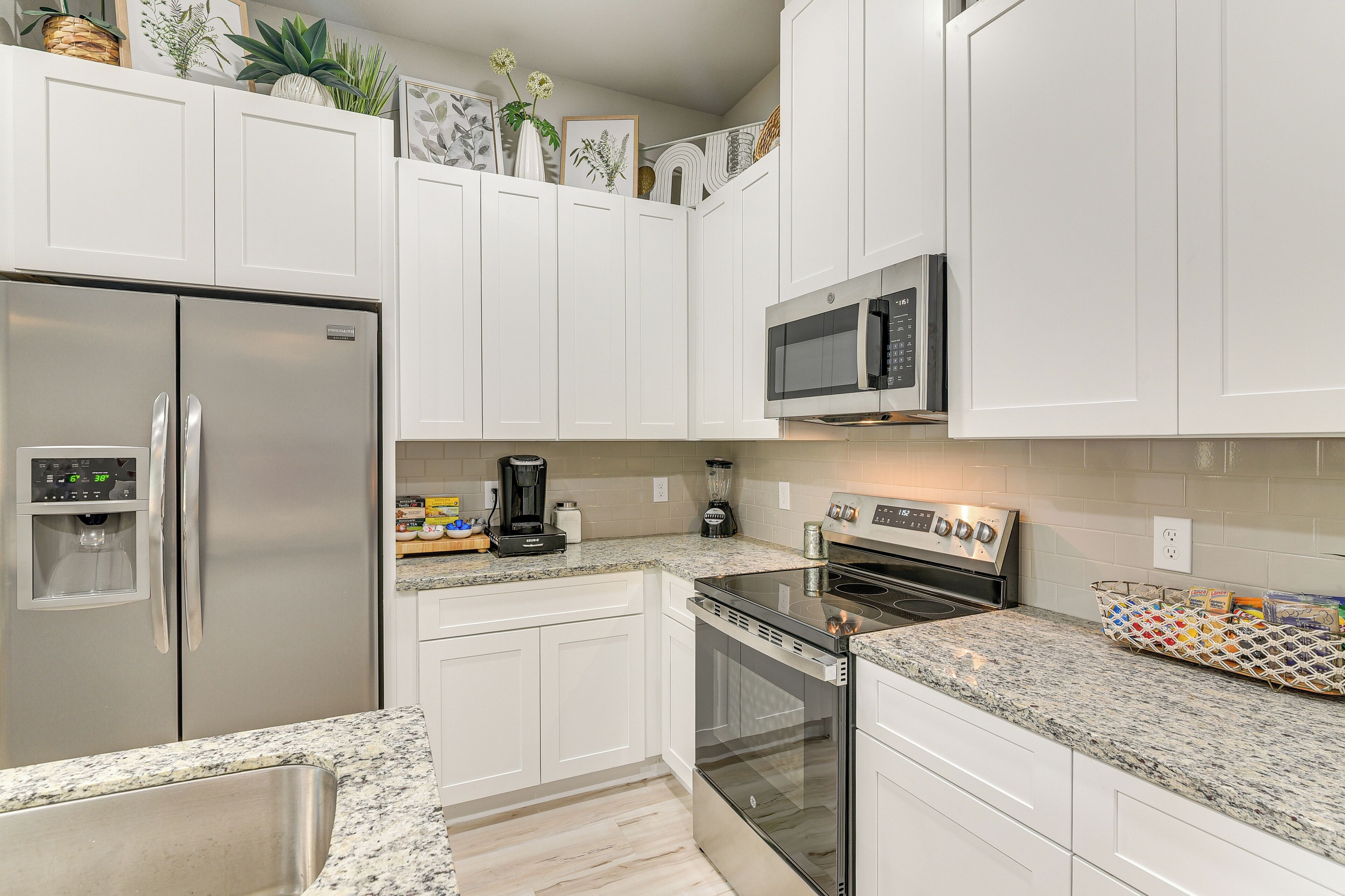 Fridge, microwave, stovetop, dishwasher