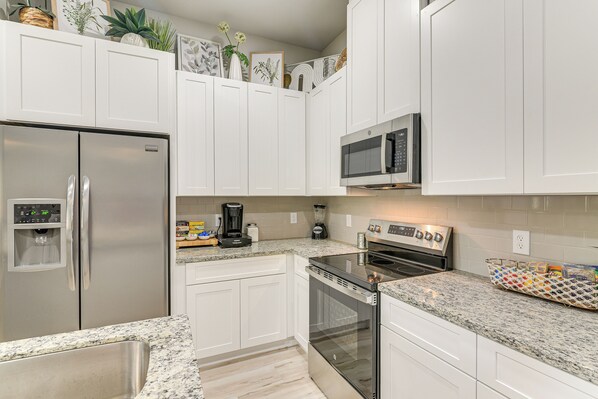 Frigorífico, microondas, placa de cocina y lavavajillas