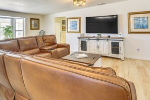 TV - 9 Mi to Joshua Tree NP: Yucca Valley Home w/ Pool (Yucca Valley)