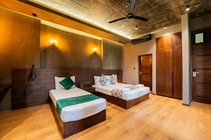 Habitación triple Deluxe | Espacio para trabajar con un portátil y wifi gratis
