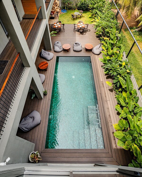 10 outdoor pools