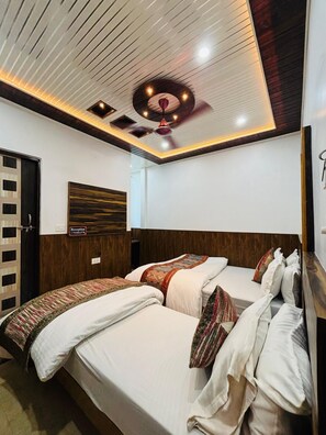 Super Deluxe Four Bed Room | Free WiFi - S R HOTEL (Varanasi)