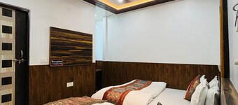 S R HOTEL