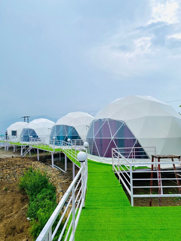 Tienda de campaña clásica, vista a la montaña | Terraza o patio