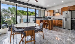 Frigorífico, microondas, placa de cocina y cafetera o tetera