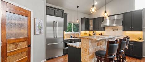 Kühlschrank, Mikrowelle, Ofen, Herdplatte