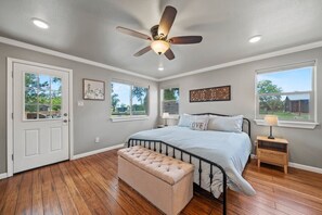 3 Schlafzimmer, Schreibtisch, Bügeleisen/Bügelbrett, WLAN