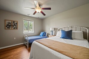 5 Schlafzimmer, Schreibtisch, Bügeleisen/Bügelbrett, WLAN