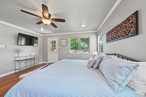 5 Schlafzimmer, Schreibtisch, Bügeleisen/Bügelbrett, WLAN