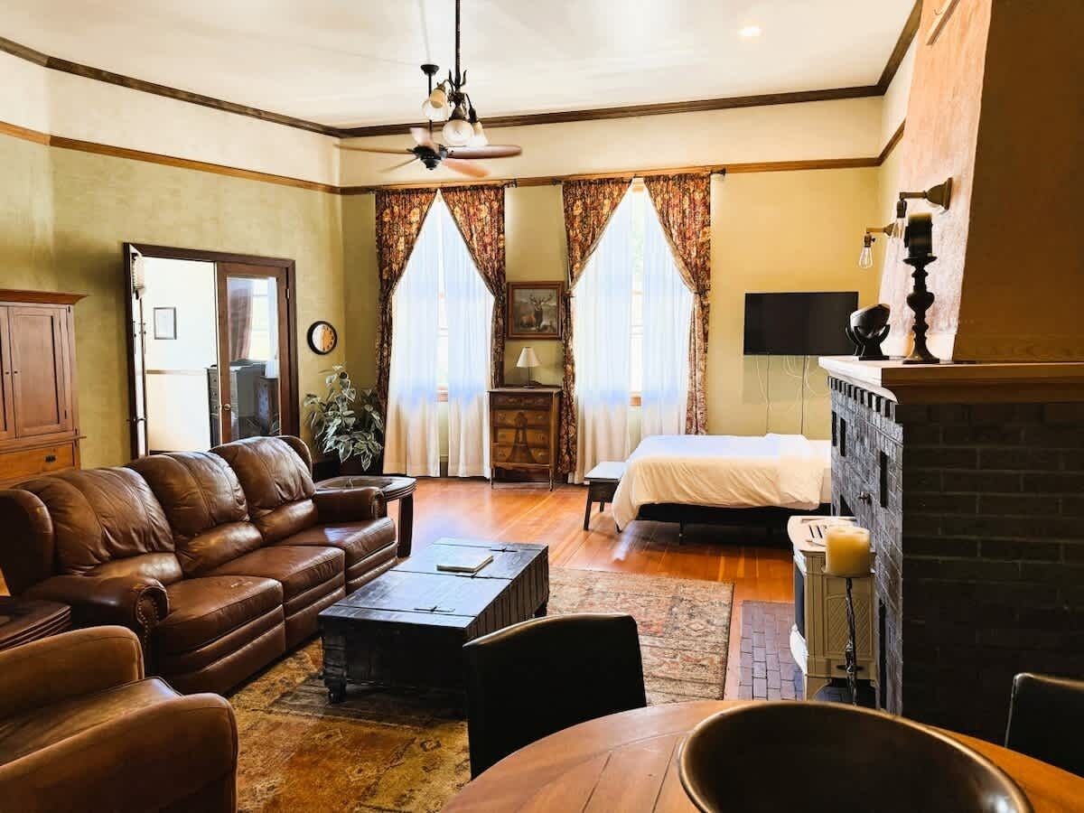 Escritorio, wifi gratis y ropa de cama 