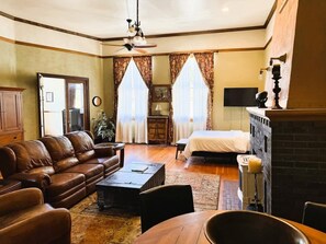 Escrivaninha, Wi-Fi de cortesia, roupa de cama