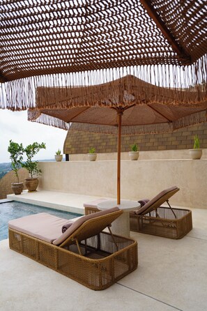 Outdoor pool, open 7:00 AM to 10:00 PM, pool umbrellas, pool loungers - Sunny Samudra  (Pecatu)