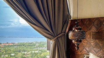 Habitación cuádruple de lujo, vistas al mar | Ropa de cama de alta calidad y edredones de plumas