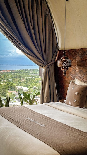 럭셔리 쿼드룸, 바다 전망 | 고급 침구, 오리/거위털 이불, 필로우탑 침대, 미니바