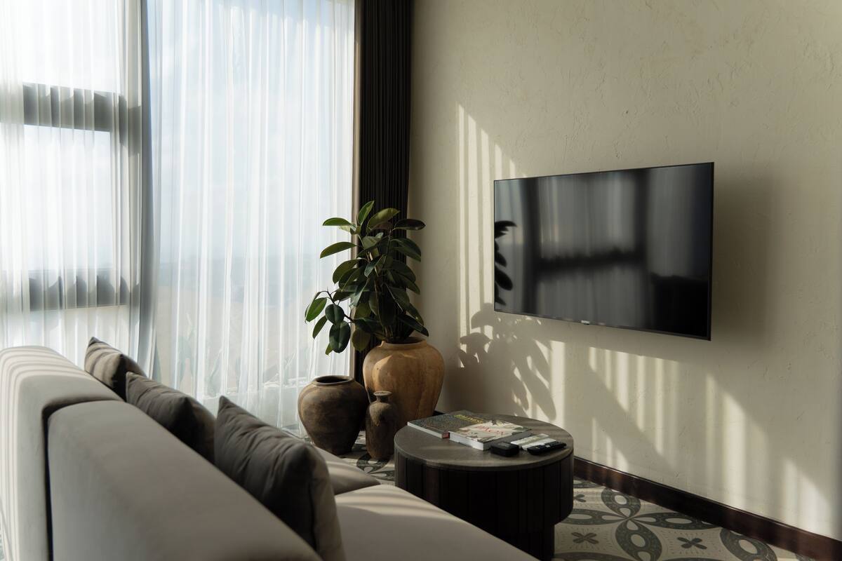Escritorio, espacio para trabajar con laptop y cortinas blackout