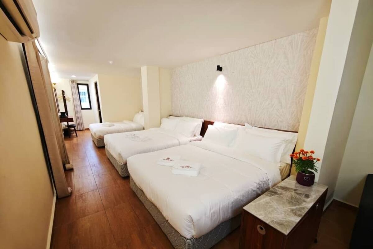 Kamar Keluarga, Beberapa Tempat Tidur | Meja kerja, ruang kerja ramah laptop, Wi-Fi gratis, dan seprai linen