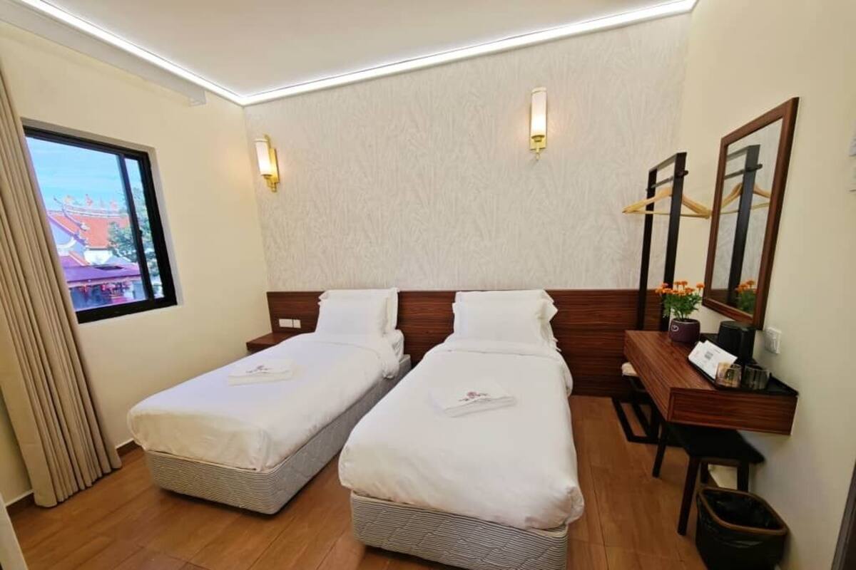 Kamar Twin Standar, 2 Tempat Tidur Twin | Meja kerja, ruang kerja ramah laptop, Wi-Fi gratis, dan seprai linen