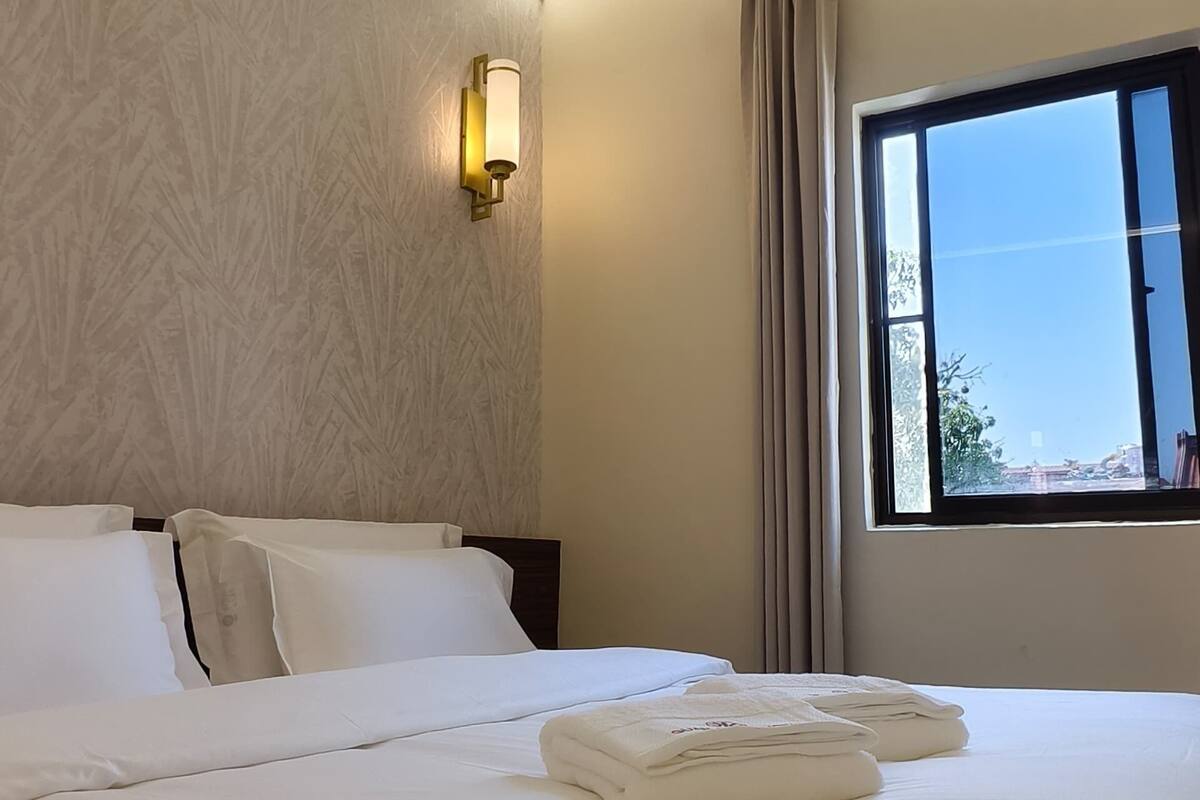 Kamar Double Standar, 1 Tempat Tidur Queen, pemandangan kota | Meja kerja, ruang kerja ramah laptop, Wi-Fi gratis, dan seprai linen