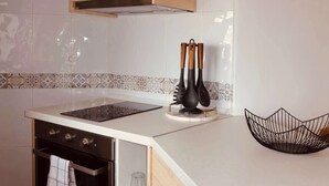 コーヒー / ティーメーカー、冷蔵庫、電子レンジ、オーブン