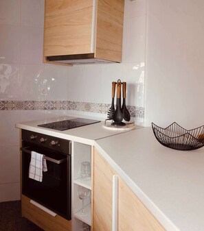 Fridge, microwave, oven, coffee/tea maker