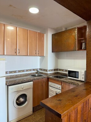 Fridge, microwave, oven, coffee/tea maker