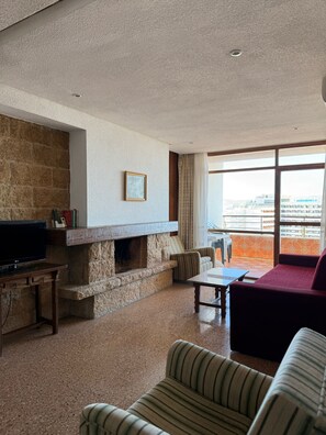 TV, offices - Cozy apartment with terrace and views (Torremolinos)