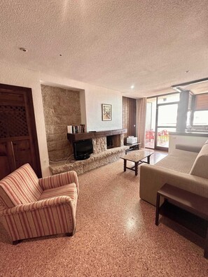 TV, offices - Cozy apartment with terrace and views (Torremolinos)