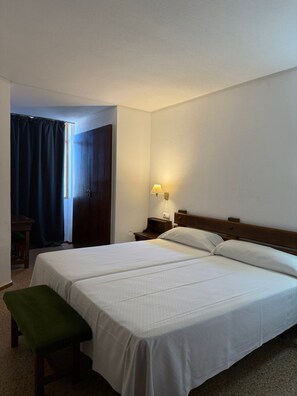 1 dormitorio, tabla de planchar con plancha, wifi y ropa de cama