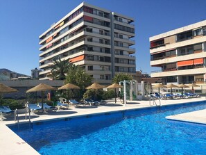 Una de nuestras 2 maravillosas piscinas comunitarias - Cozy apartment with terrace and views (Torremolinos)