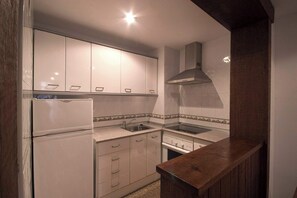 Fridge, microwave, oven, coffee/tea maker - Cozy apartment with terrace and views (Torremolinos)