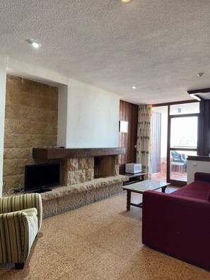 TV, offices - Cozy apartment with terrace and views (Torremolinos)