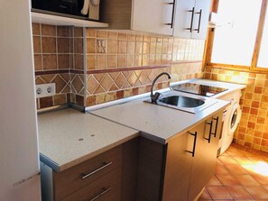 Kjøleskap, mikrobølgeovn, kaffetrakter/tekoker og brødrister