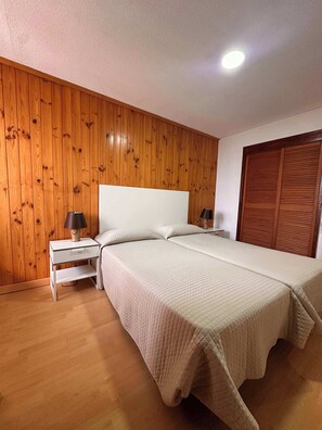 1 soverom, strykejern/-brett, wi-fi og sengetøy