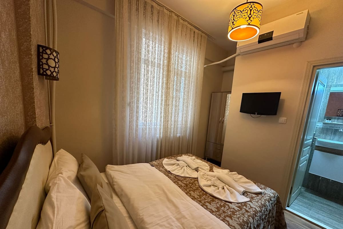 Premium bedding, blackout drapes, soundproofing, free cribs/infant beds