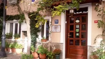 Fachada de la propiedad por la tarde o noche