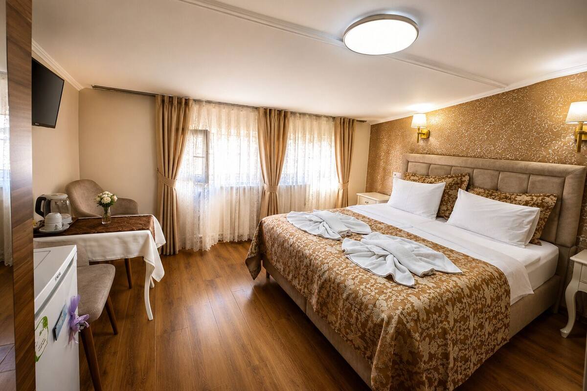Deluxe Double Room, 1 King Bed | Premium bedding, blackout drapes, soundproofing, cribs (free)