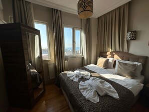 Kamar Double Comfort, 1 kamar tidur, AC, pemandangan laut | Seprai premium, tirai kedap cahaya, dan kedap suara