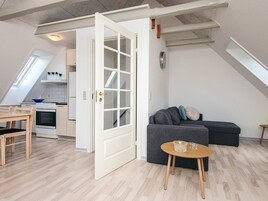 Un moderno apartamento tipo loft con comedor, cocina y sala de estar.